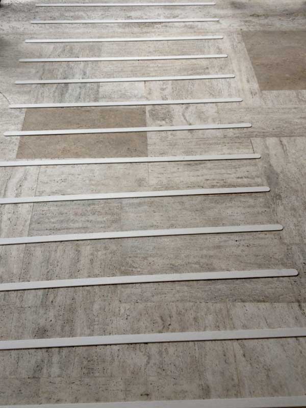 Strisce antiscivolo in Gres porcellanato Pavimenti Scale cemento marmo